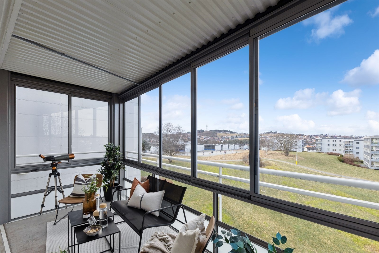 Fra balkongen er det gode utsiktsforhold over de grønne fellesarealene som omgir borettslaget. Galleribilde