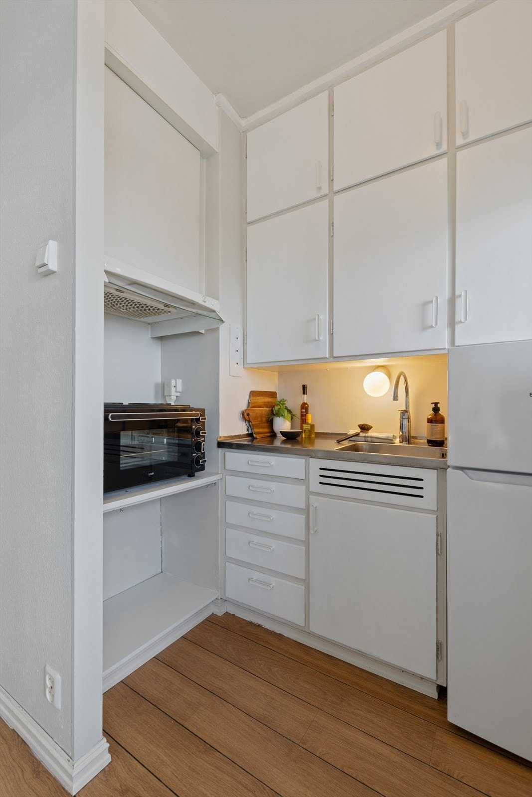 Av hvitevarer er det plass til kjøleskap og hybelkomfyr for plassering på benk. Galleribilde