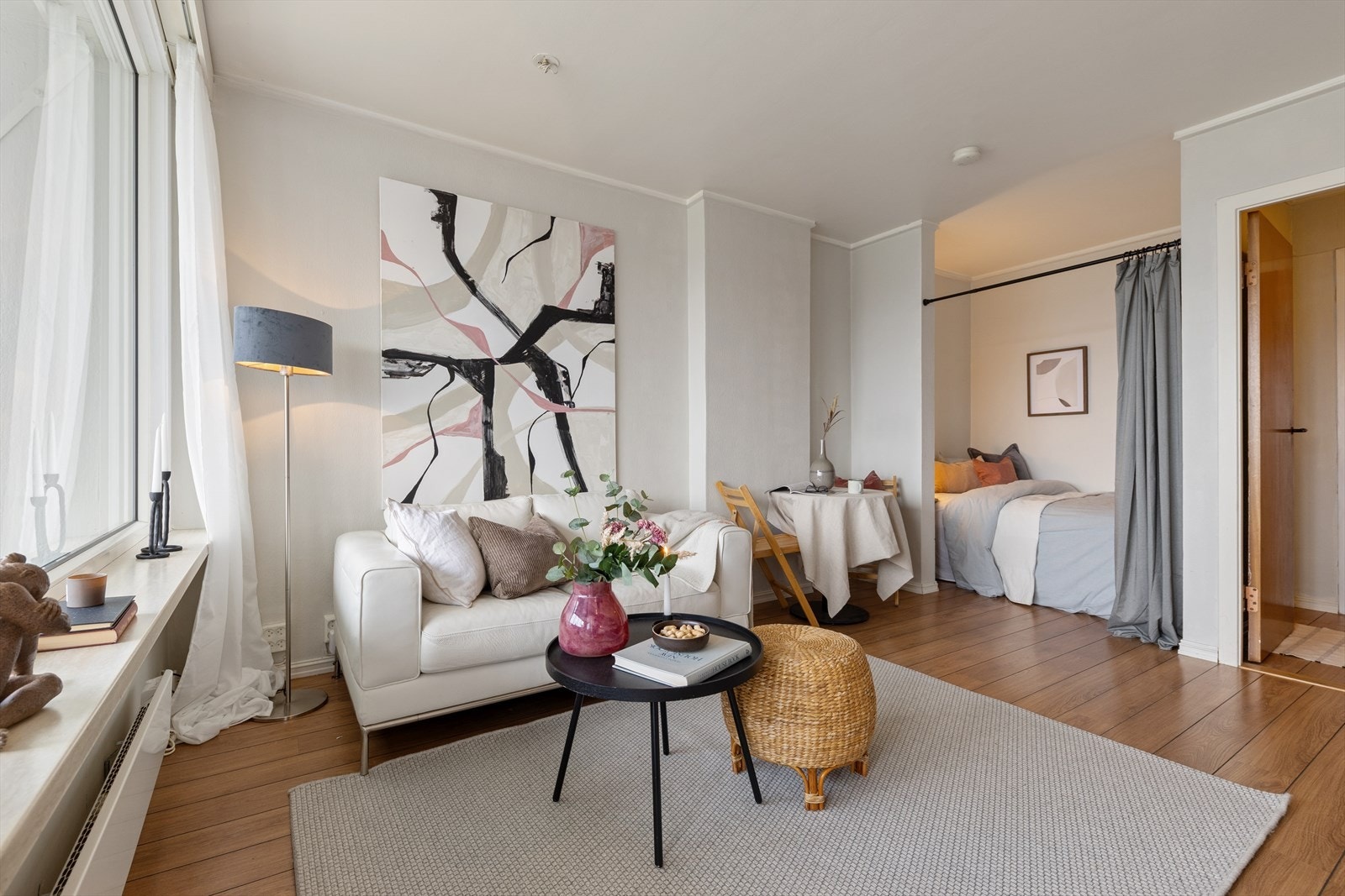 Leiligheten har arealeffektiv planløsning med stue kjøkken og sovealkove i åpen løsning. Galleribilde