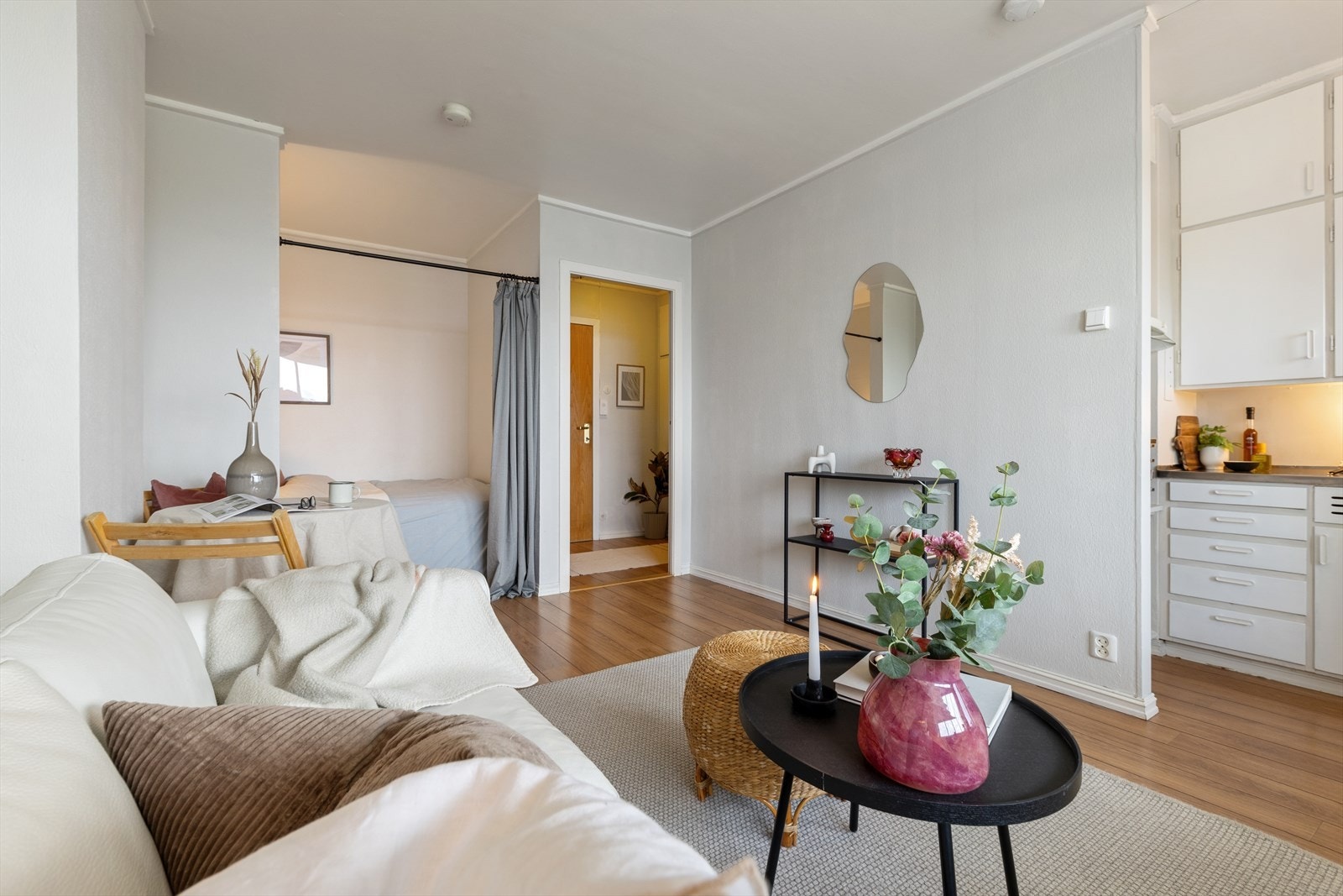 Leiligheten har en lys utførelse med god takhøyde. Galleribilde