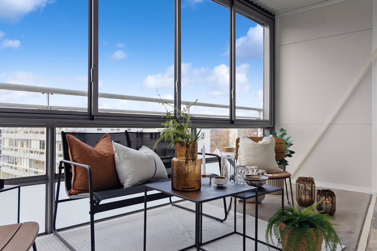 Balkongen har god plass til utemøbler og fungerer som en naturlig forlengelse av leiligheten. Galleribilde