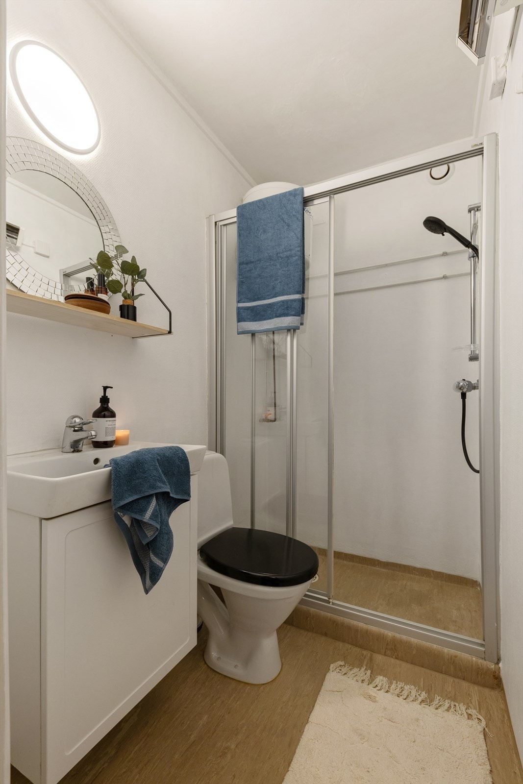 Badet består av servant, gulvstående toalett og dusj. Galleribilde