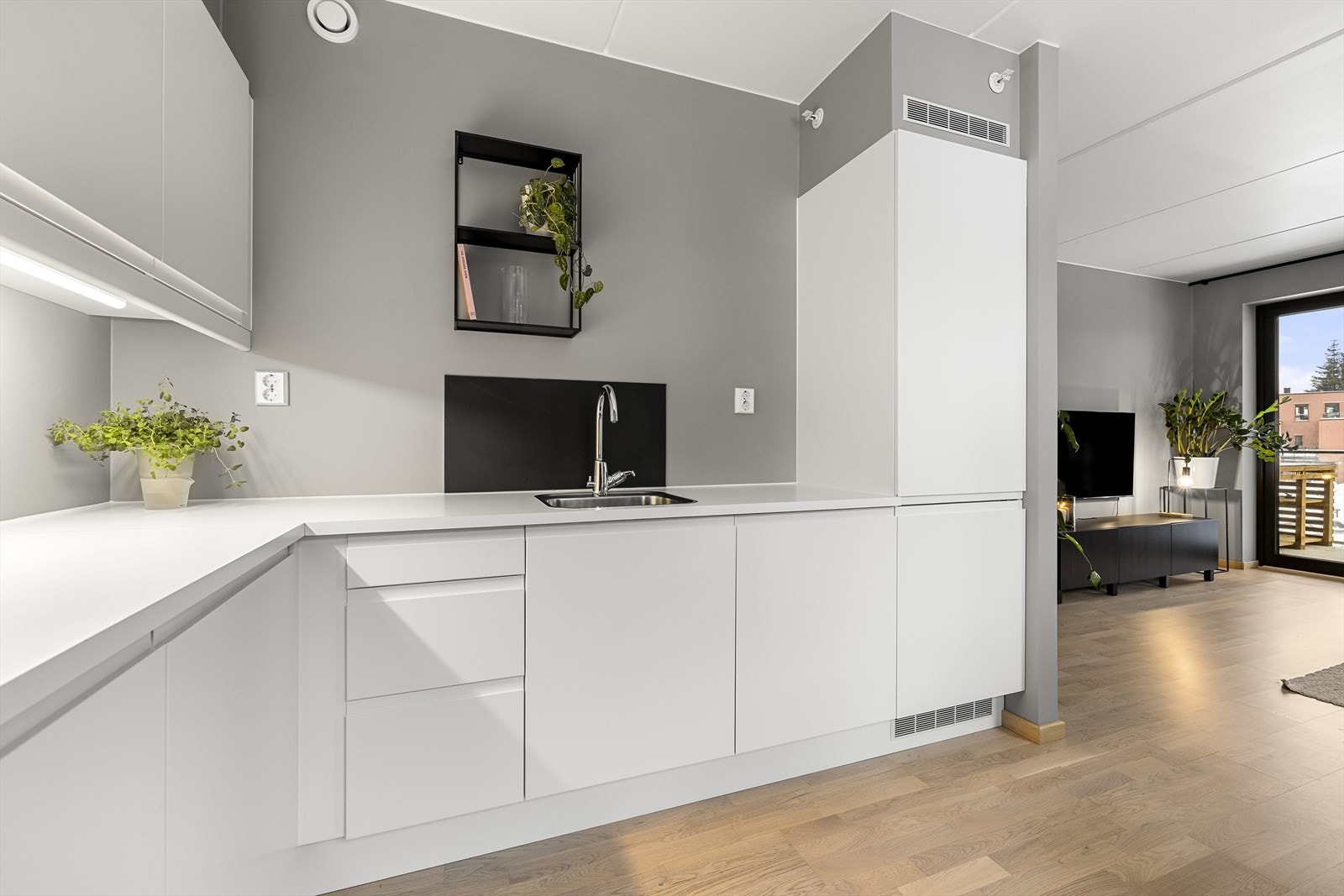 Kjøkkenet er fra Norema, og hvitevarene er integrerte. Galleribilde