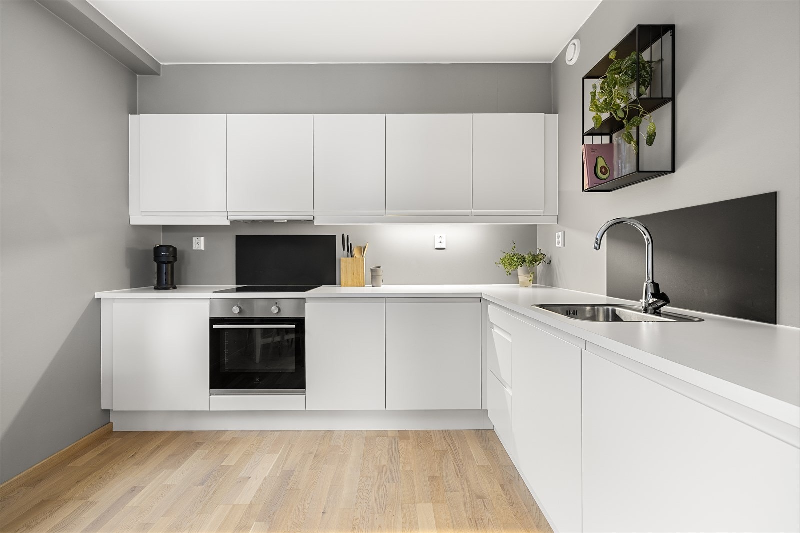 Her har du rikelig med både benk- og oppbevaringsplass. Galleribilde