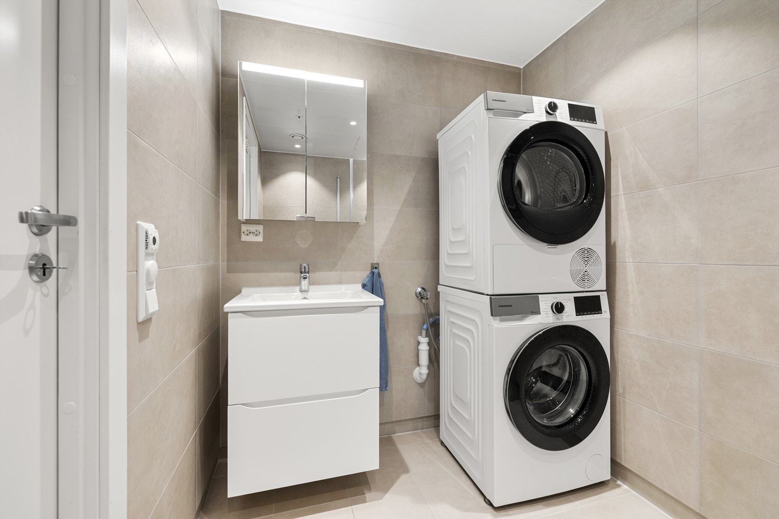 Hovedbadet i leiligheten har tilsvarende fliser. Galleribilde