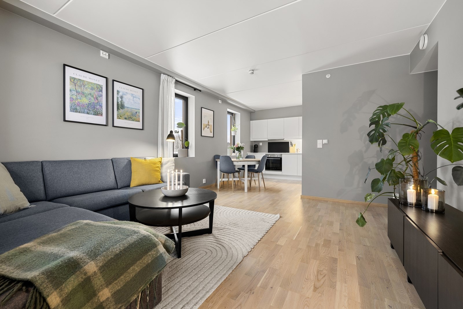 Allrommet har godt naturlig lys fra flere store vindusflater. Galleribilde