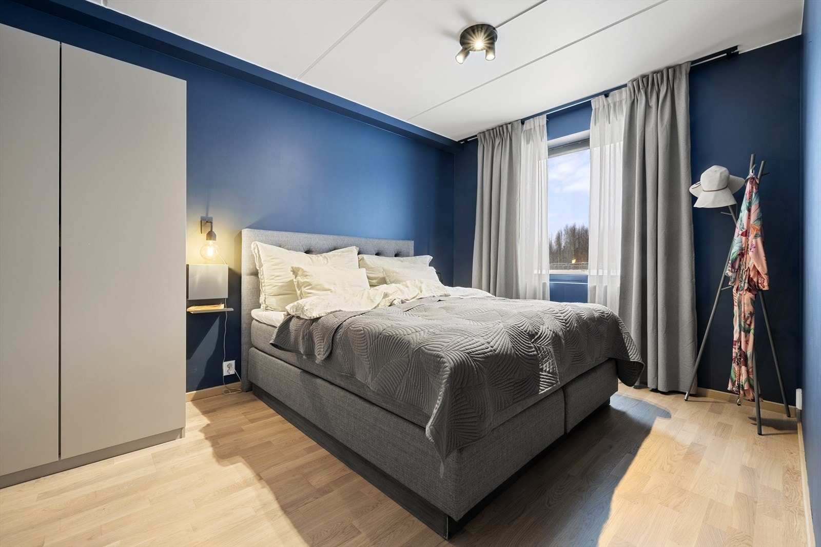 Hovedsoverommet er sjenerøst og malt i en dyp blåfarge. Galleribilde