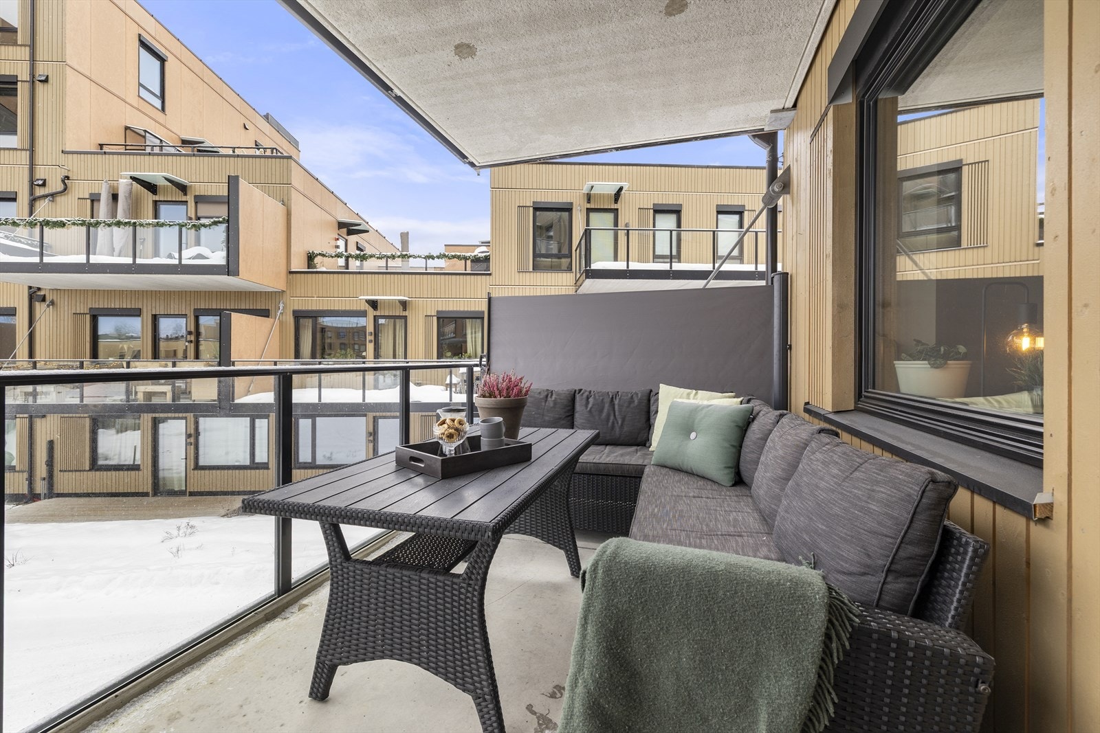 Her er det plass til å innrede med en behagelig sittegruppe, grill og uteplanter. Galleribilde