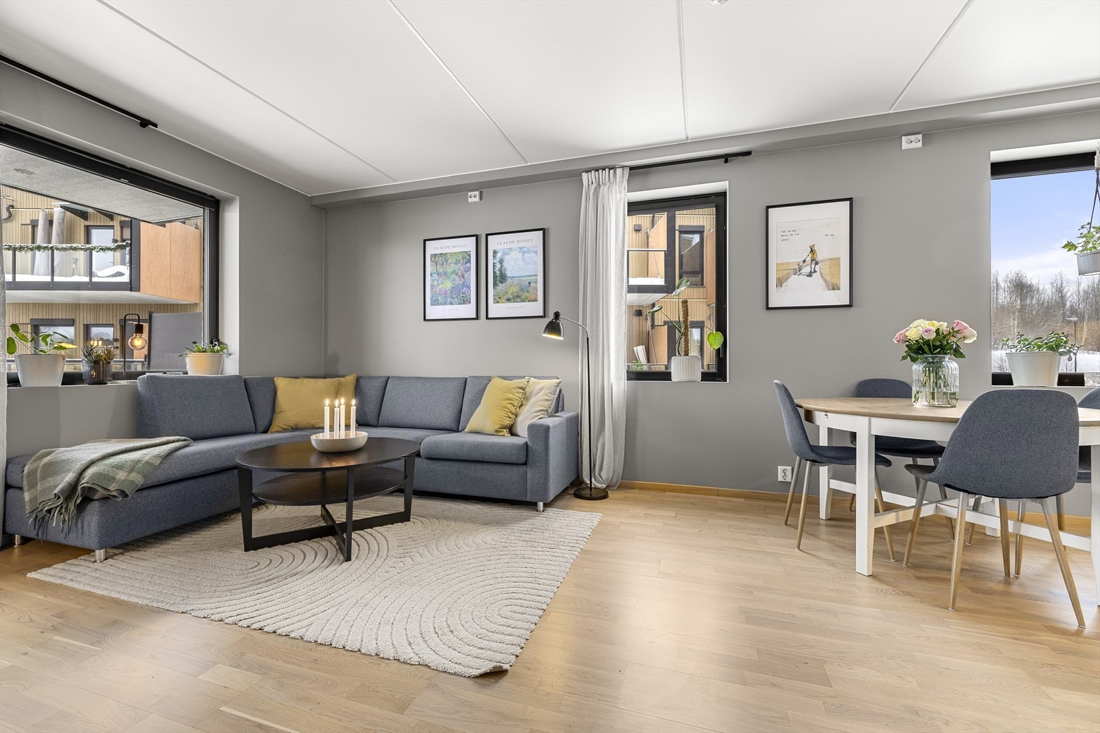 Stua og kjøkkenet danner et sosialt og herlig allrom. Galleribilde