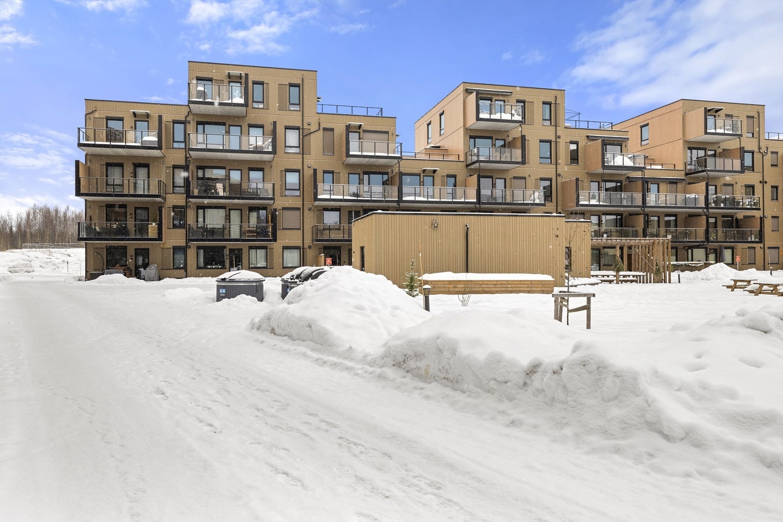 Herfra er det kort vei til barnehage, skole, butikk og togstasjon. Galleribilde