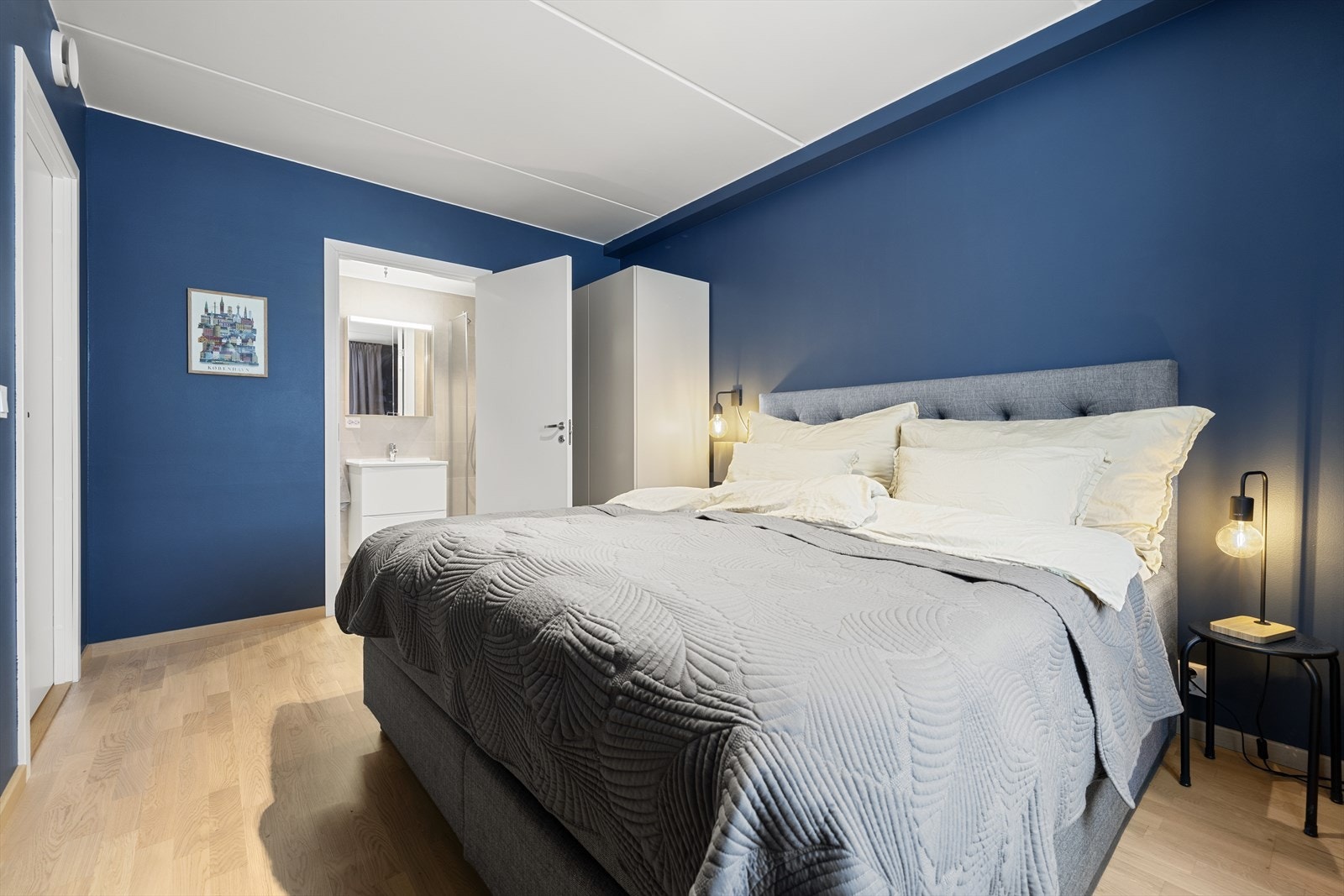 Fra hovedsoverommet er det direkte tilgang til eget bad. Galleribilde