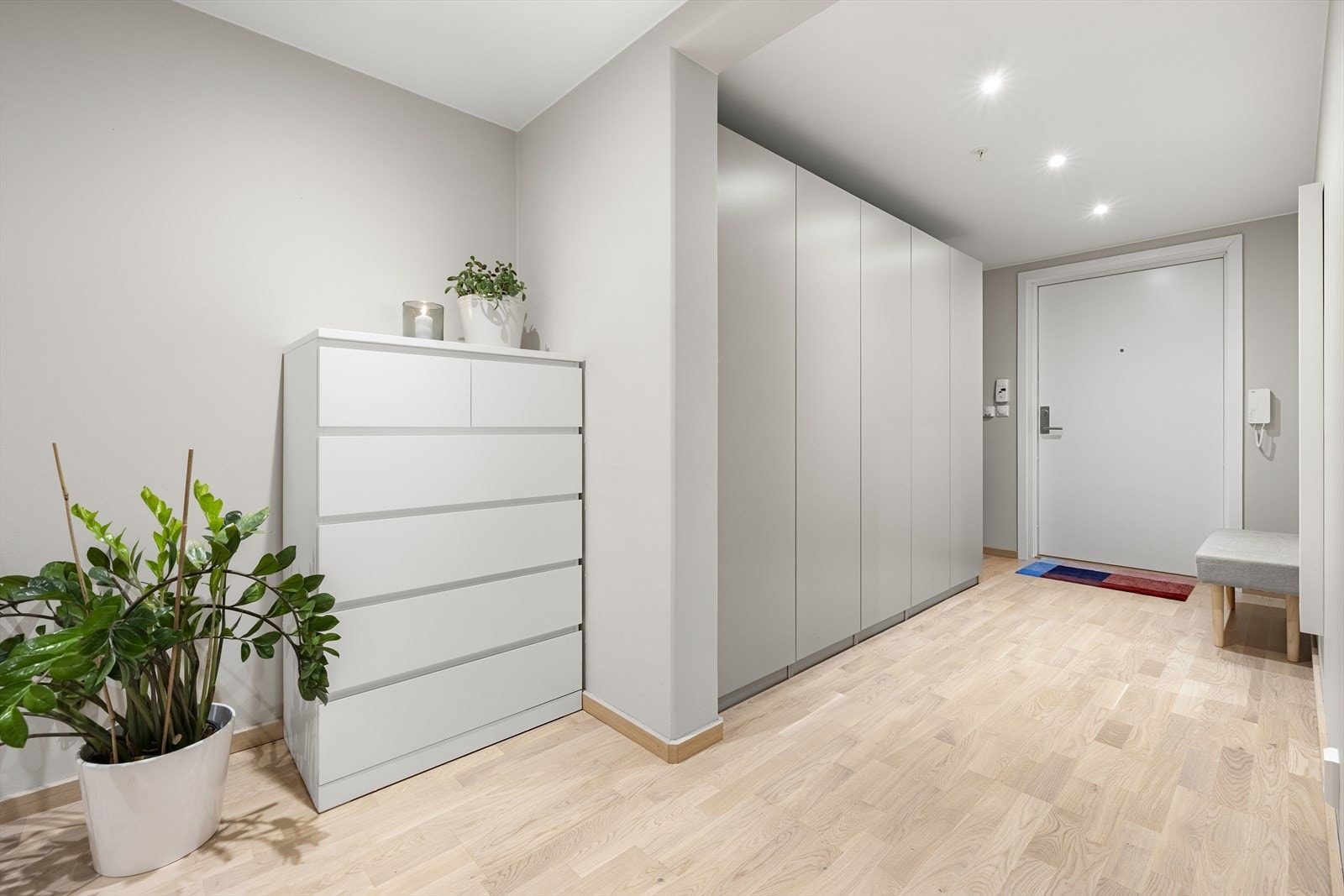 Velkommen inn! Leiligheten har et lyst og innbydende inngangsparti, med rikelig med oppbevaringsplass i store garderobeskap. Galleribilde