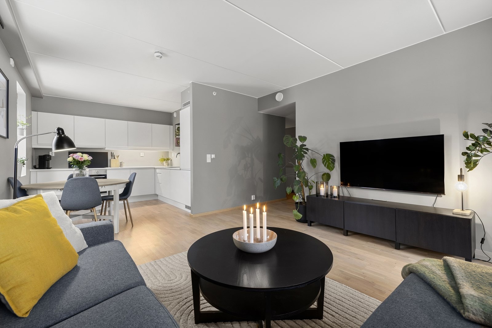 Det er plass til å innrede med sofa, TV-møblement og spisebord. Galleribilde