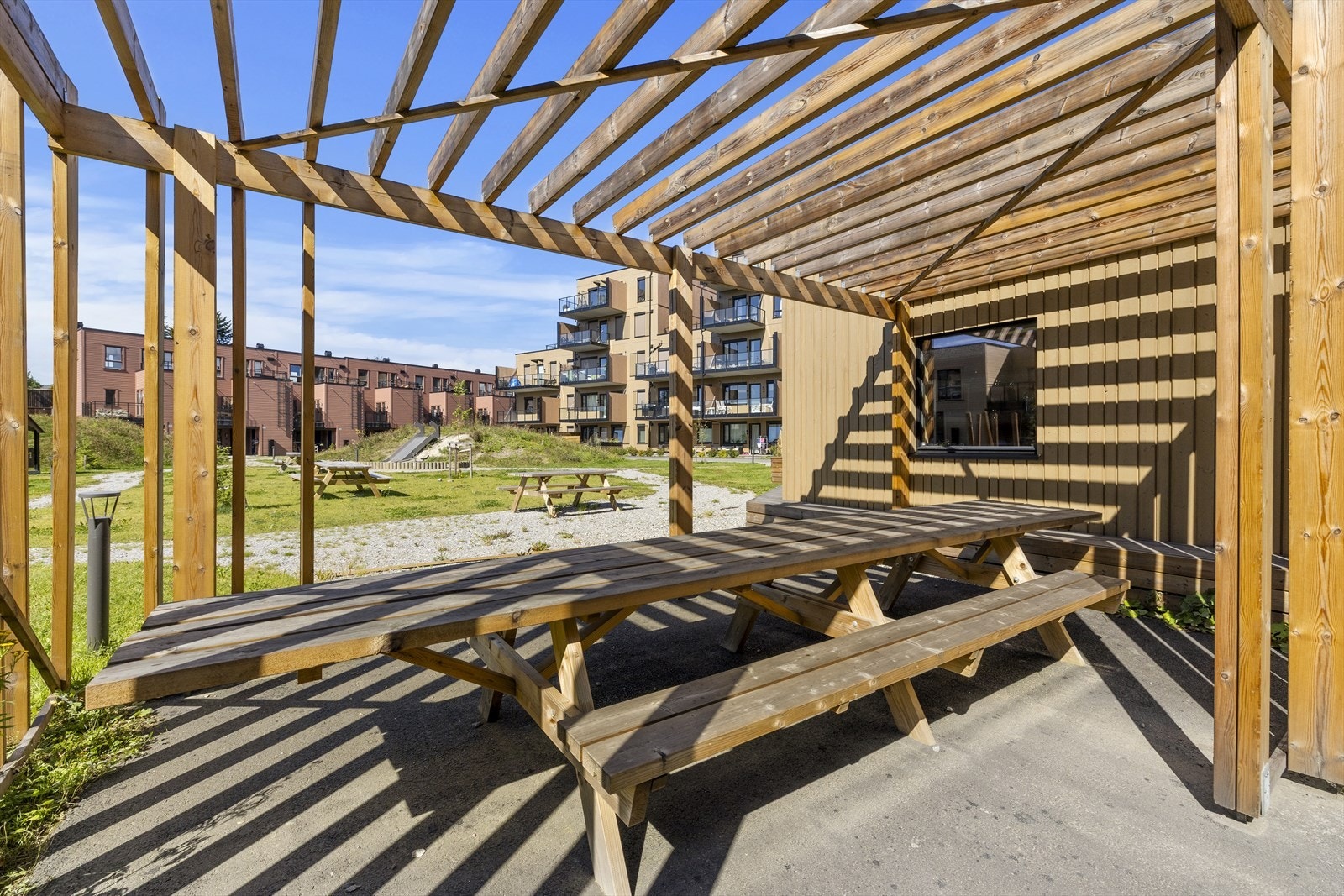 Her kan man sitte og ha sosiale samlinger mens barna benytter seg av lekearealet. Galleribilde