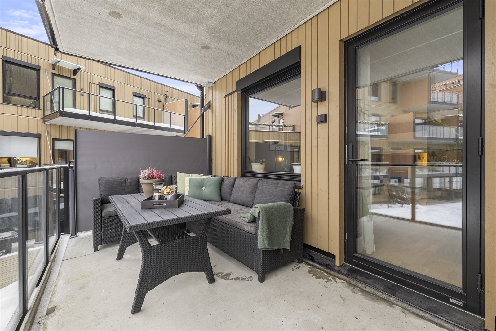 Fra stua er det utgang til en romslig og herlig balkong. Galleribilde