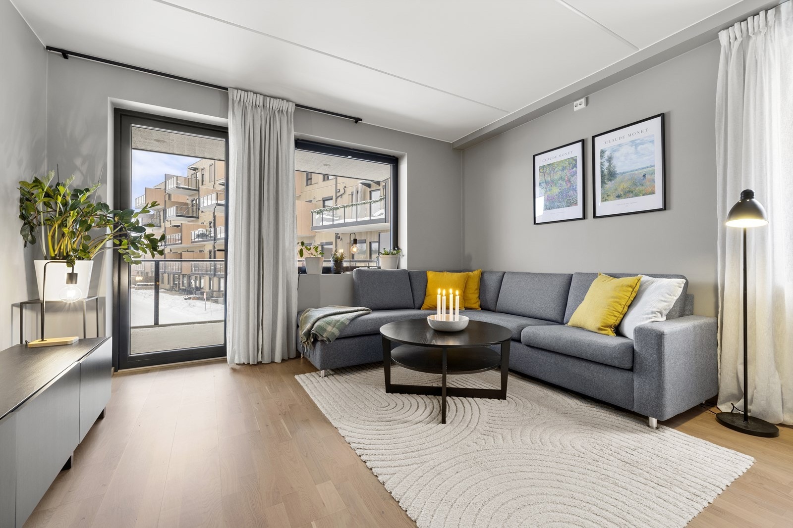 Her er veggene malt i en behagelig og moderne tone som setter stemningen i rommet. Galleribilde