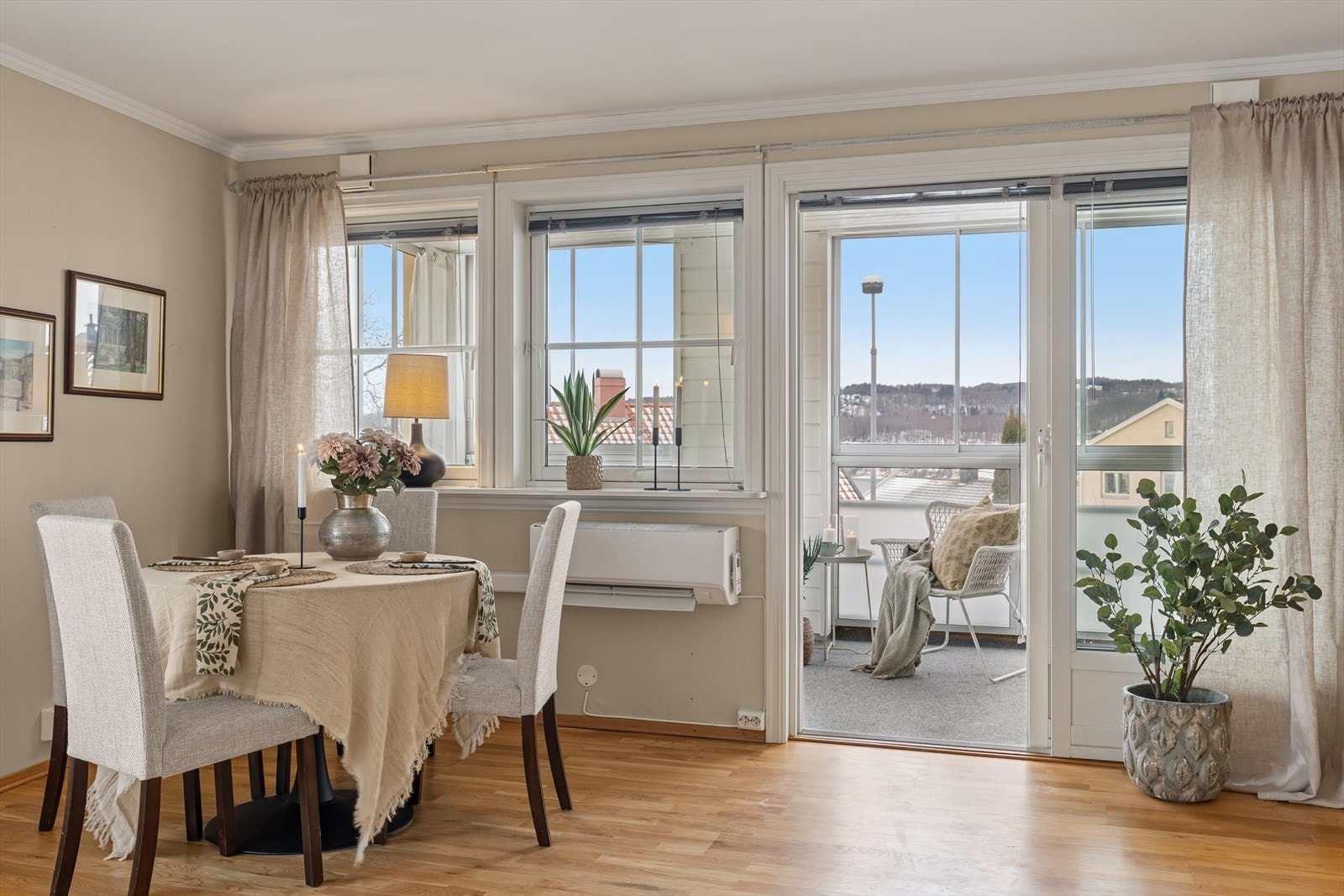 Fra stuen er det terrassedør ut til innglasset balkong. Galleribilde