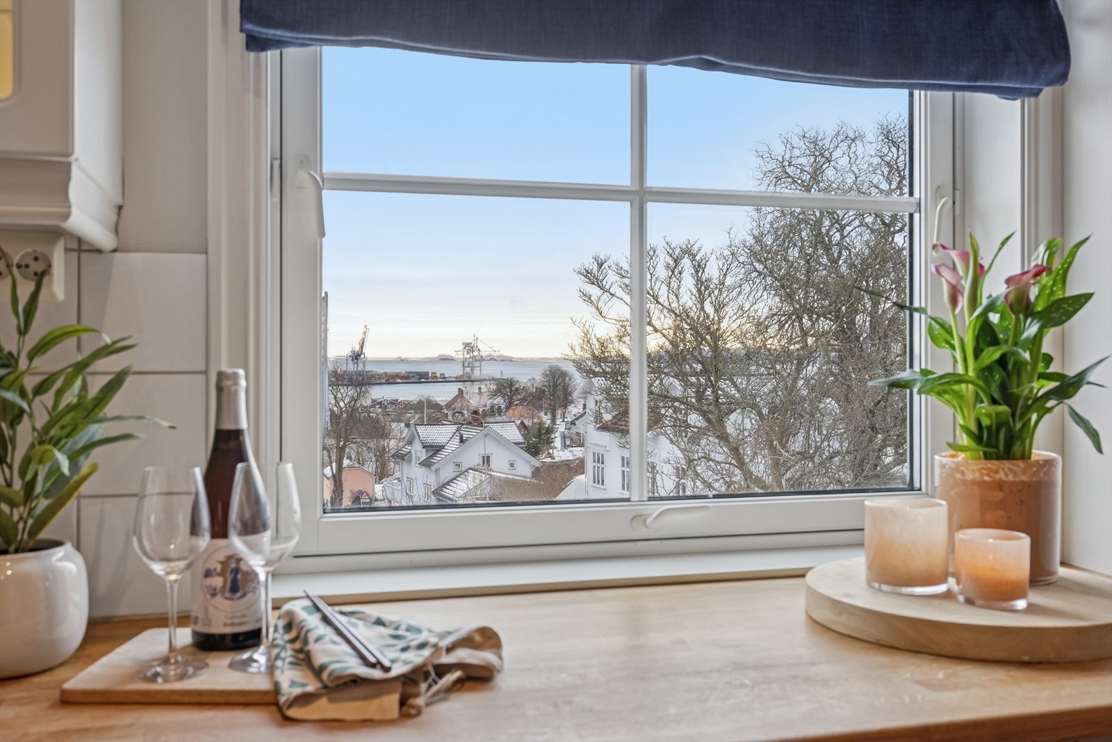 Utsikten fra kjøkkenvindu. Galleribilde