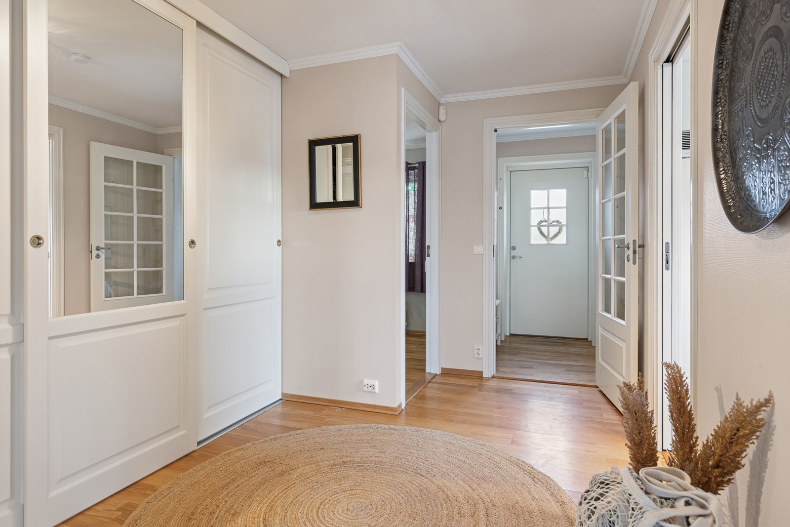 Romslig gang med skyvedørsgarderobe. Her kan du henge fra deg jakker og sette fra deg sko. Galleribilde