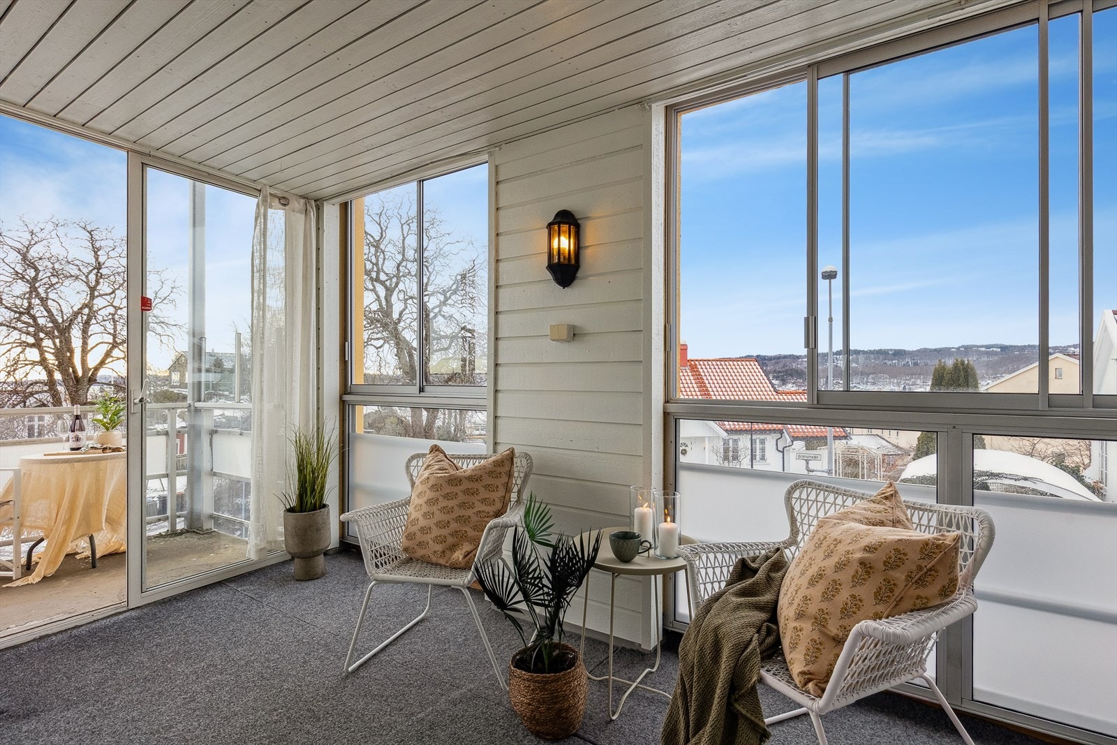 Leiligheten har flott innglasset balkong med gode solforhold. Venstre delen av balkongen er ikke innglasset. Galleribilde