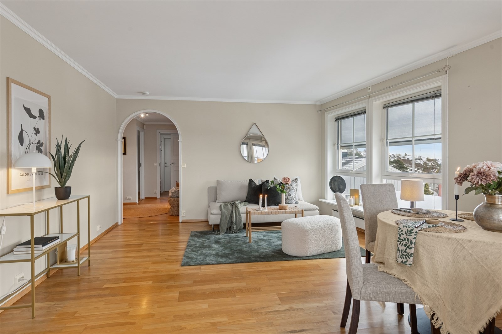 De store vindusflatene gir godt med gjennomgående lys. Galleribilde