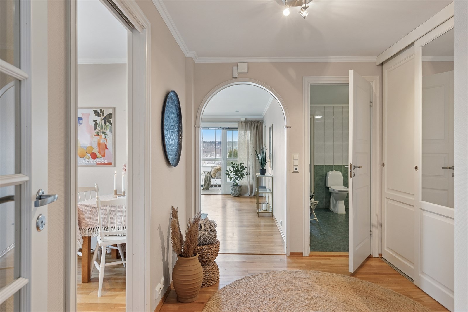 Fra gangen er det adkomst til stue, kjøkken og til bad. Galleribilde