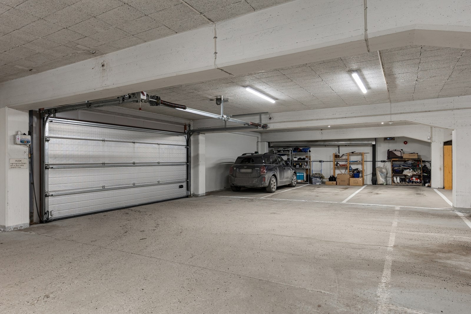 En tilhørende parkeringsplass nede i garasjekjelleren. Galleribilde