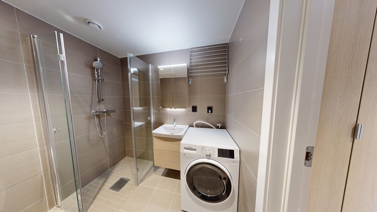 På badet har du god plass for oppbevaring i speilskap og skuffer. Kombinert vask/ tørk. Galleribilde