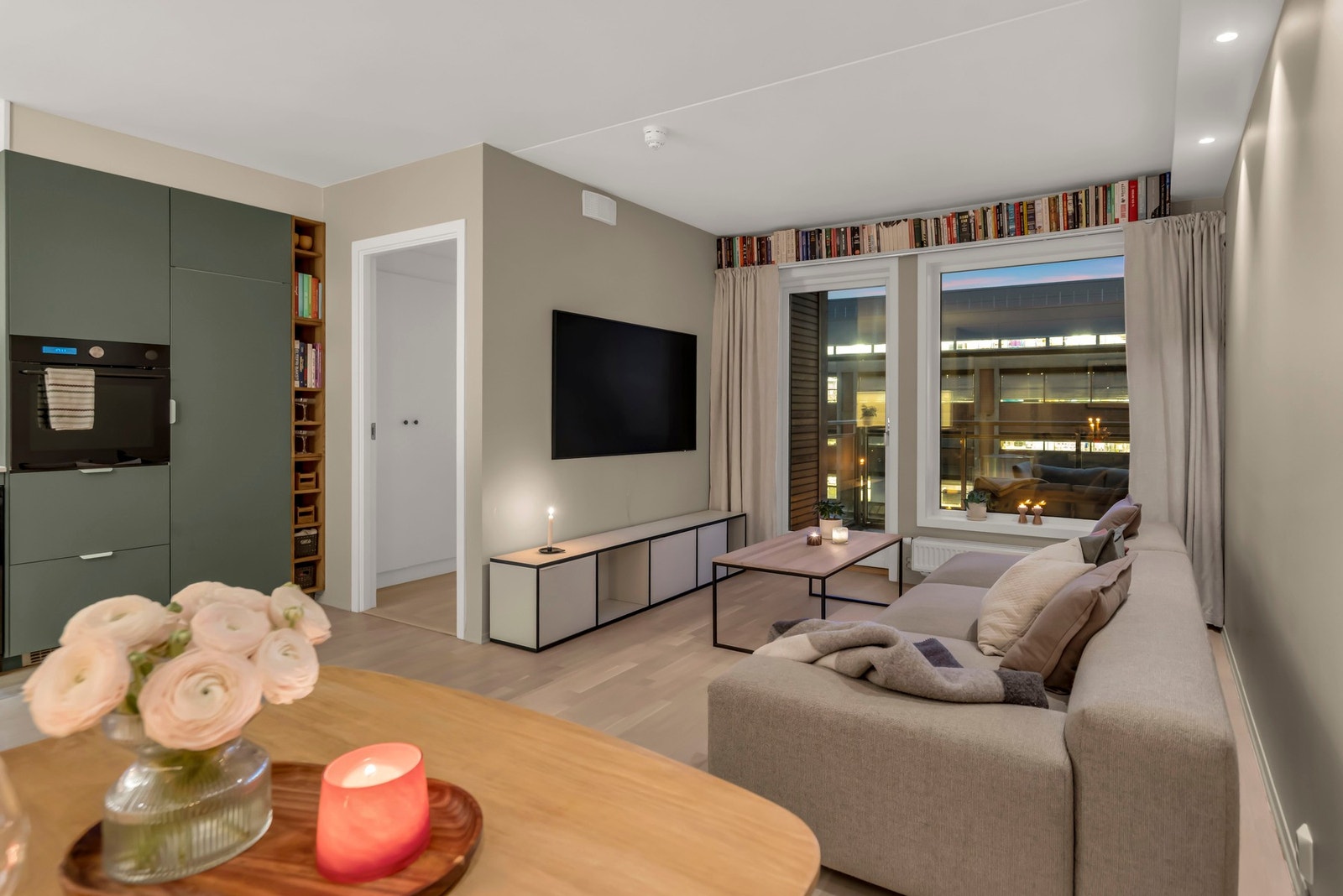 Eier fikk bygget en flott bokhylle og opplegg for gardiner i 2025. Galleribilde