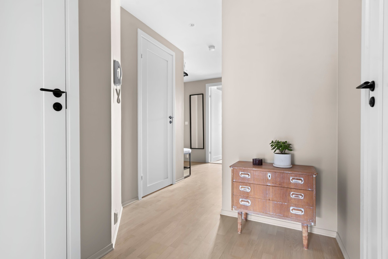 Fra entreen har man adkomst til 2 soverom, baderom, toalett og bod. Galleribilde