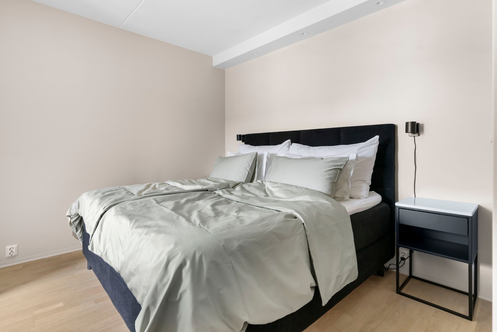 Hovedsoverommet er et flott soverom med god plass til dobbeltseng med tilhørende nattbord. Galleribilde