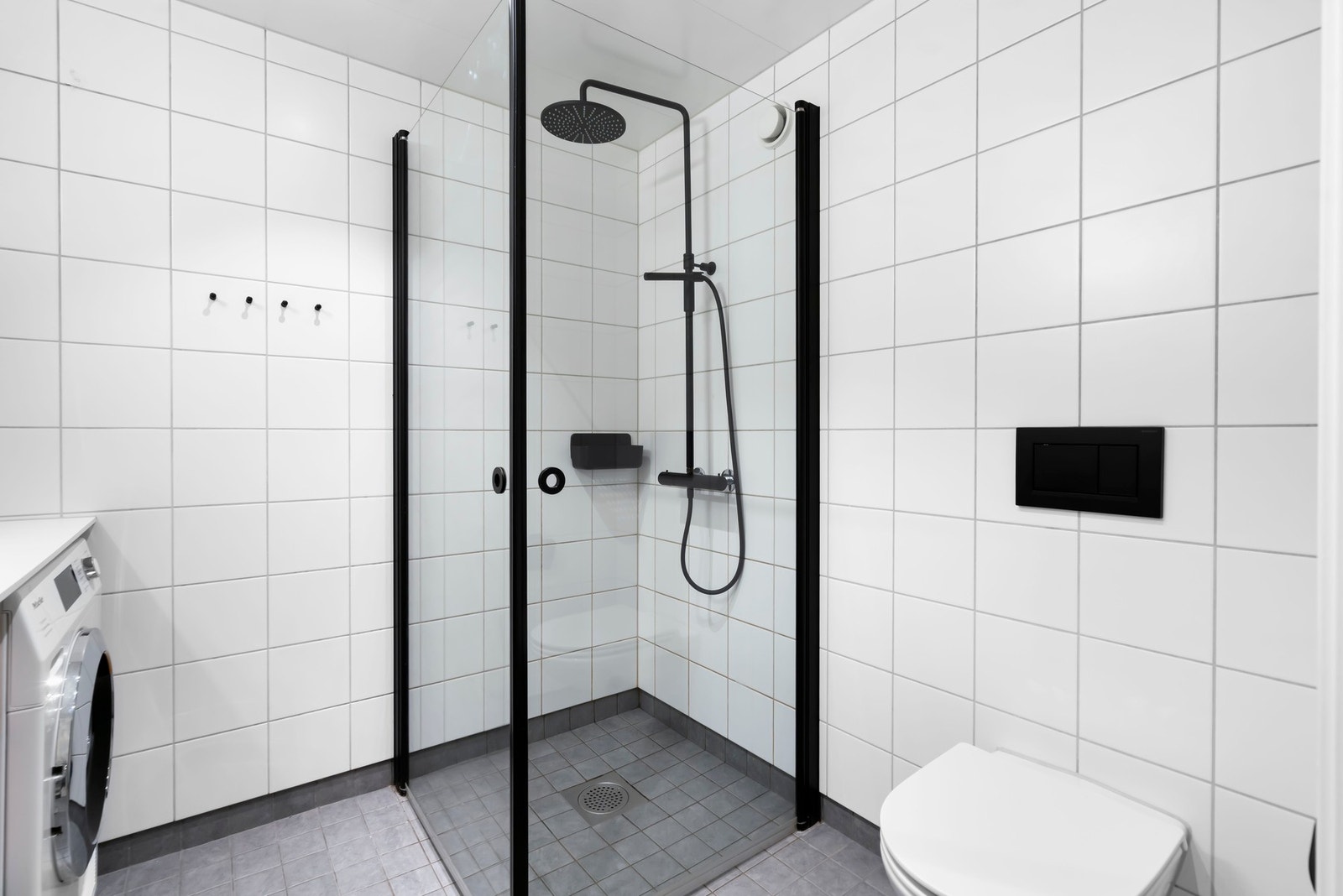 I 2024 ble dusjdører, dusjaramtur, skapinnredninger og knagger og vegghengt oppbevaring byttet. Galleribilde