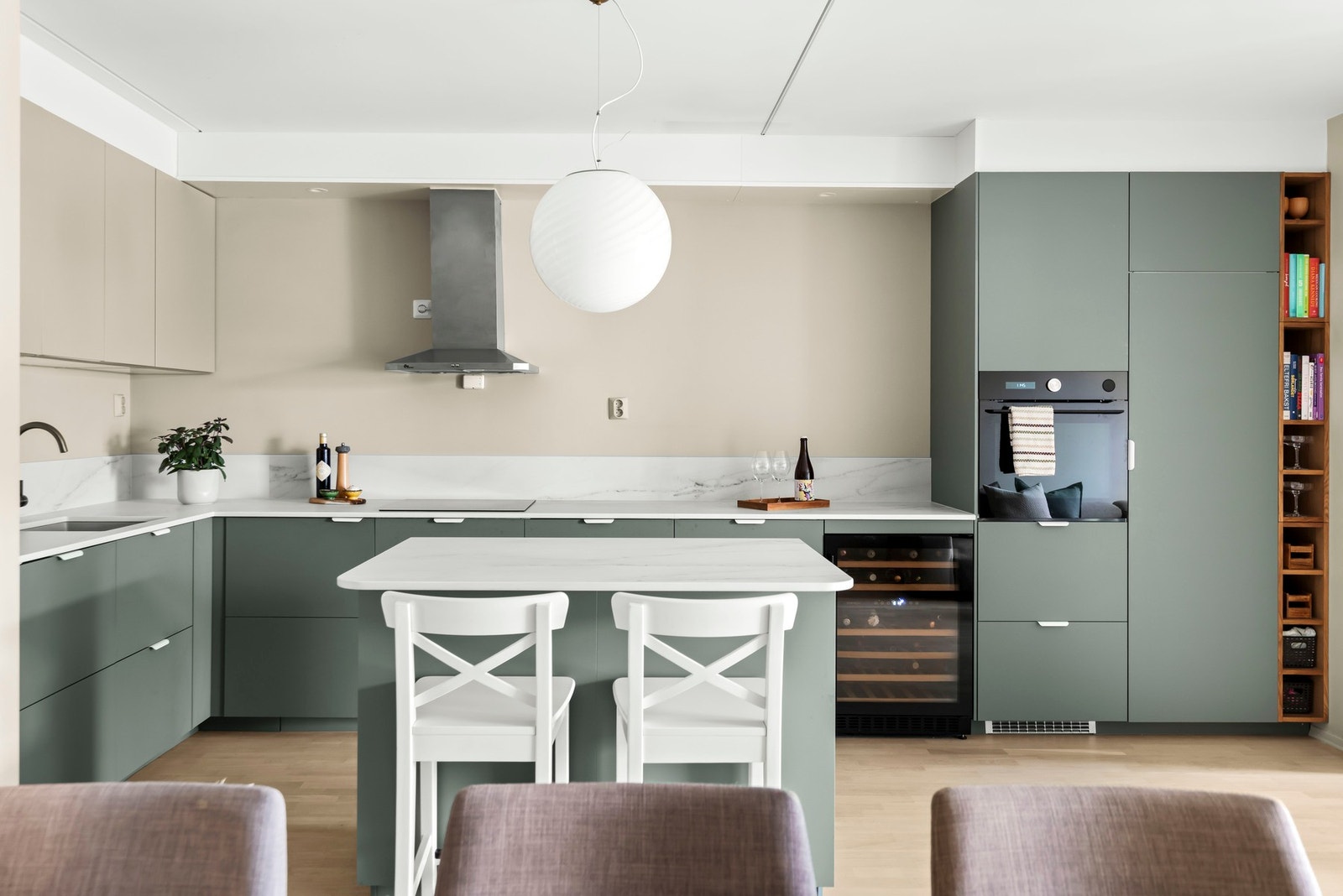 Kjøkkenet har integrerte hvitevarer av god kvalitet, noe som gir et strømlinjeformet og delikat uttrykk. Galleribilde