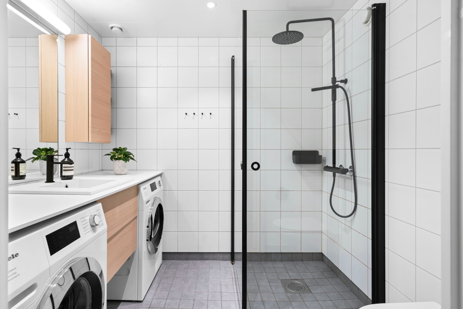 Leiligheten har et flott baderom hvor selger har gjort oppgraderinger i 2024. Galleribilde