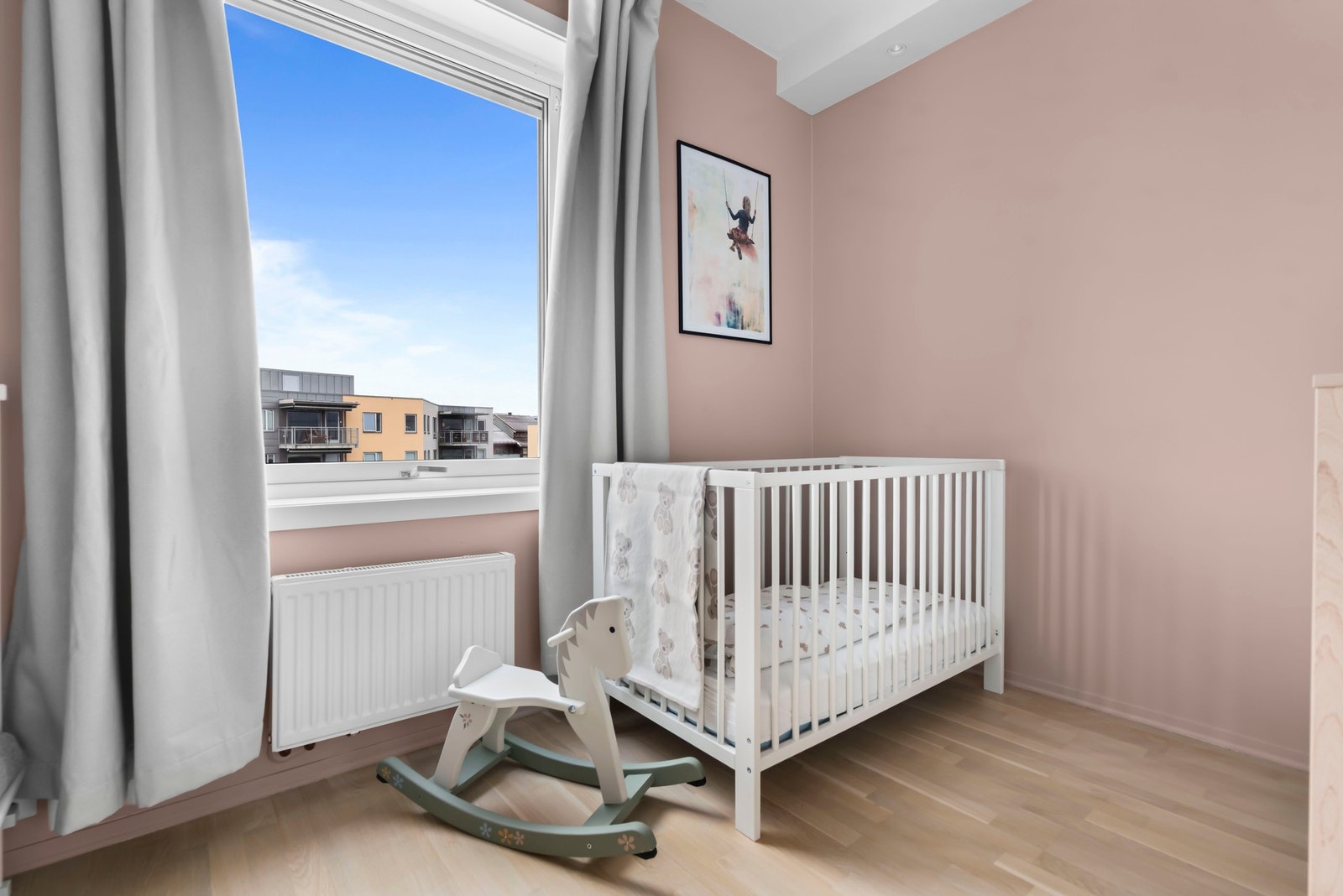 Hyggelig soverom 1. Dette brukes i dag som barnerom og ligger vendt mot flott opparbeidet bakgård. Galleribilde