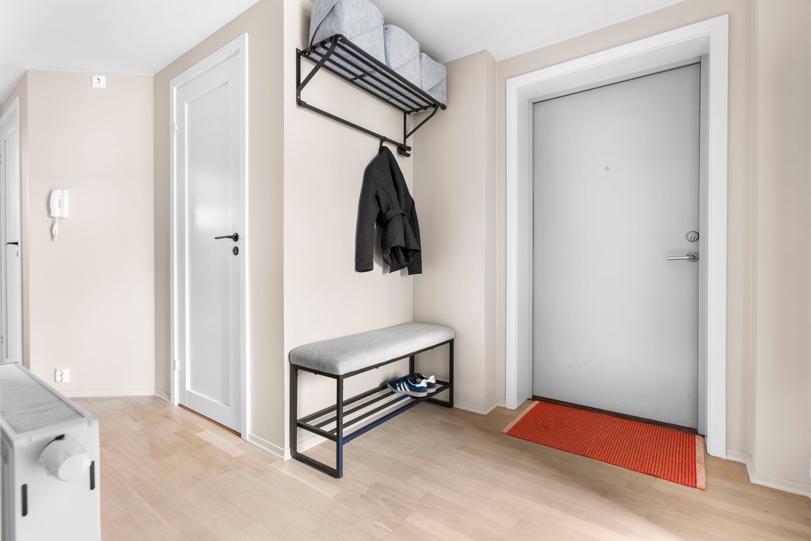 Flott entre med oppbevaringsmuligheter. Galleribilde