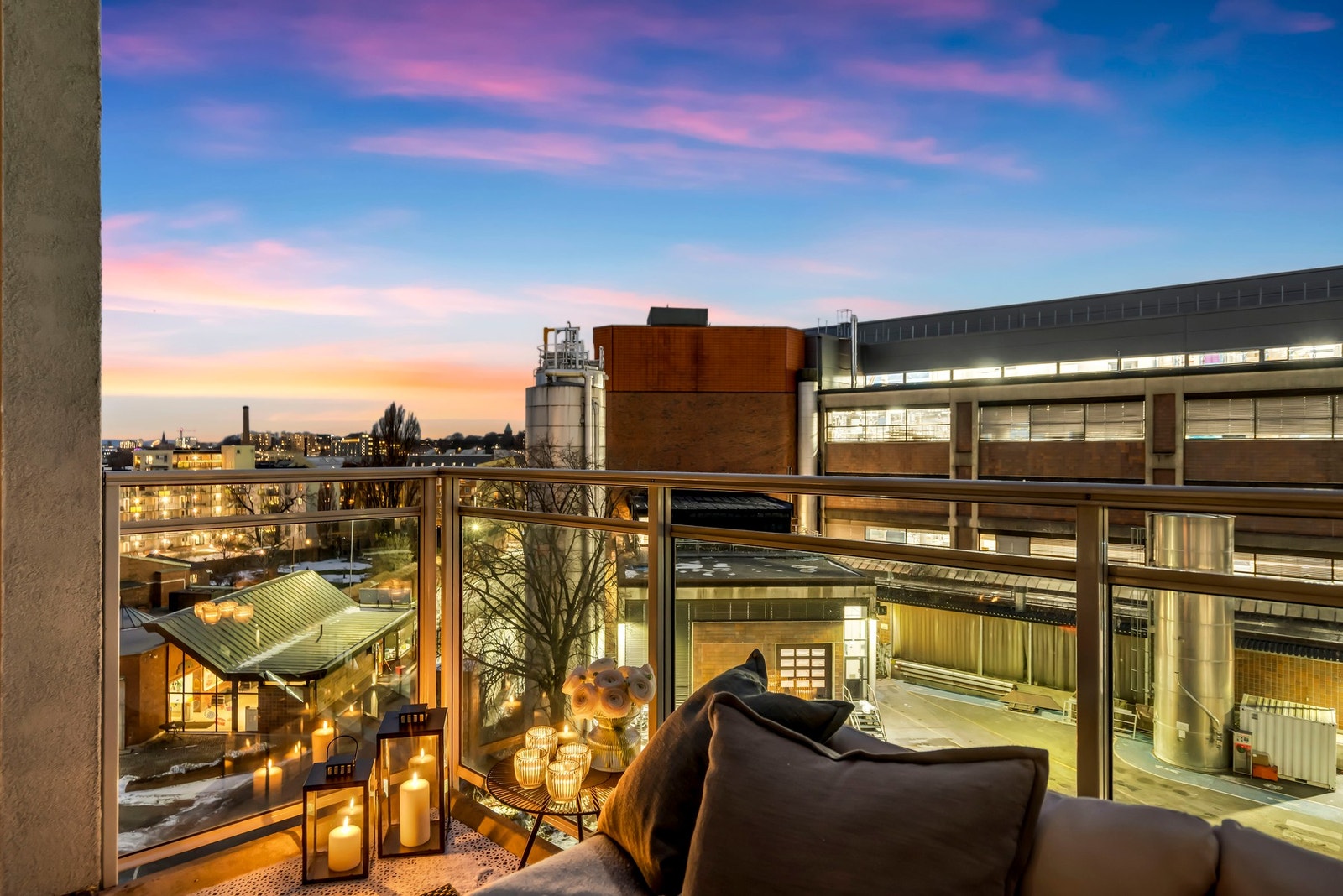 Flott sydvestvendt balkong på 7 kvm. Her kan man nyte varme sommerkvelder. Galleribilde