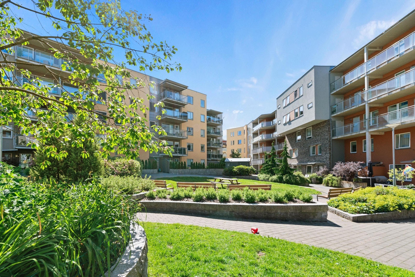 På sommeren er bakgården en frodig og hyggelig plass, som fungerer som samlingspunkt for beboerne i sameiet. Galleribilde