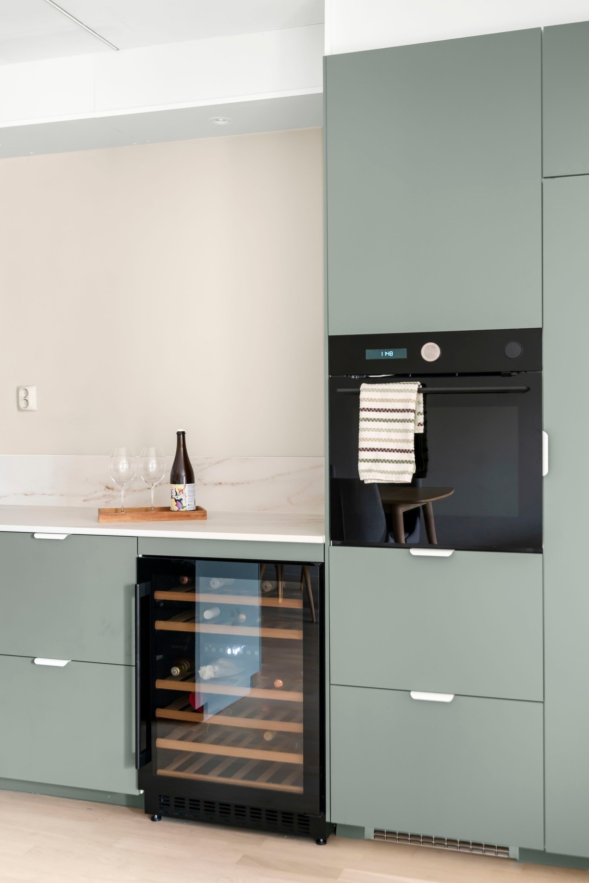 Integrert vinskap fra Temptech med to soner og kapasitet for 46 flasker med vin. Galleribilde