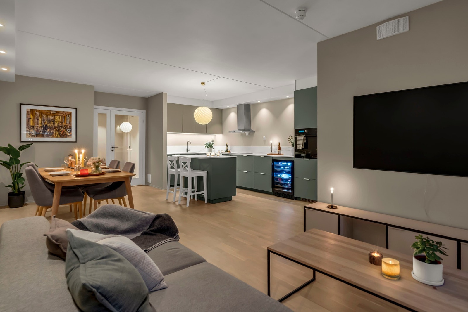 Leiligheten har en stor, sosial og hyggelig stue, hvor det er enkelt å innrede med sofagruppe, spisebord og oppbevaringsmøbler. Galleribilde