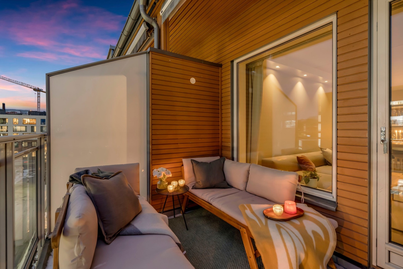 På balkongen er det montert elektrisk markise, noe som både skjermer for solen og gjør uteplassen lun. Galleribilde