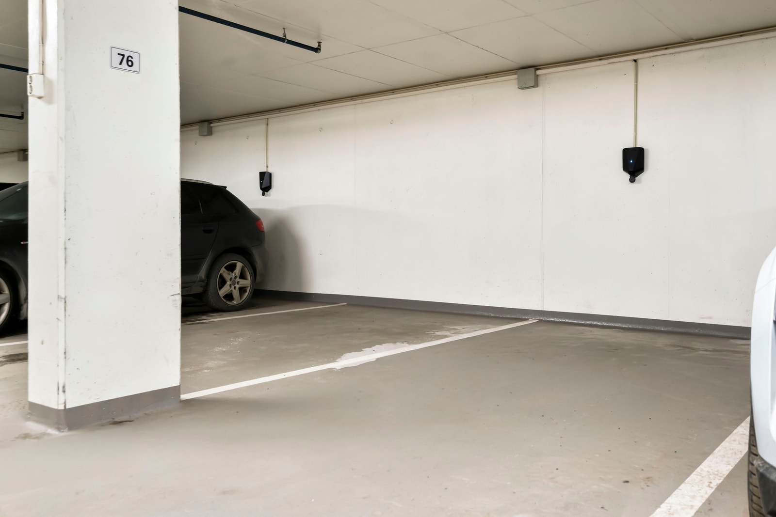 Plass nr. 76 i felles, avlåst og oppvarmet garasjeanlegg medfølger i handelen. Det er nylig montert lader for el-bil. Galleribilde