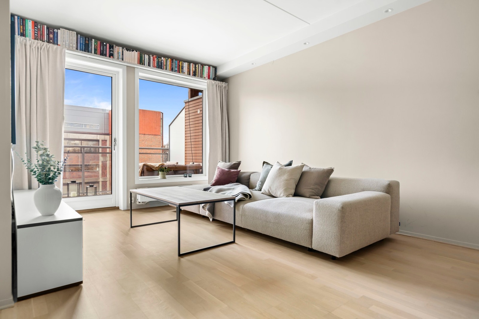 Leiligheten får rikelig med lys gjennom store vindusflater. Galleribilde