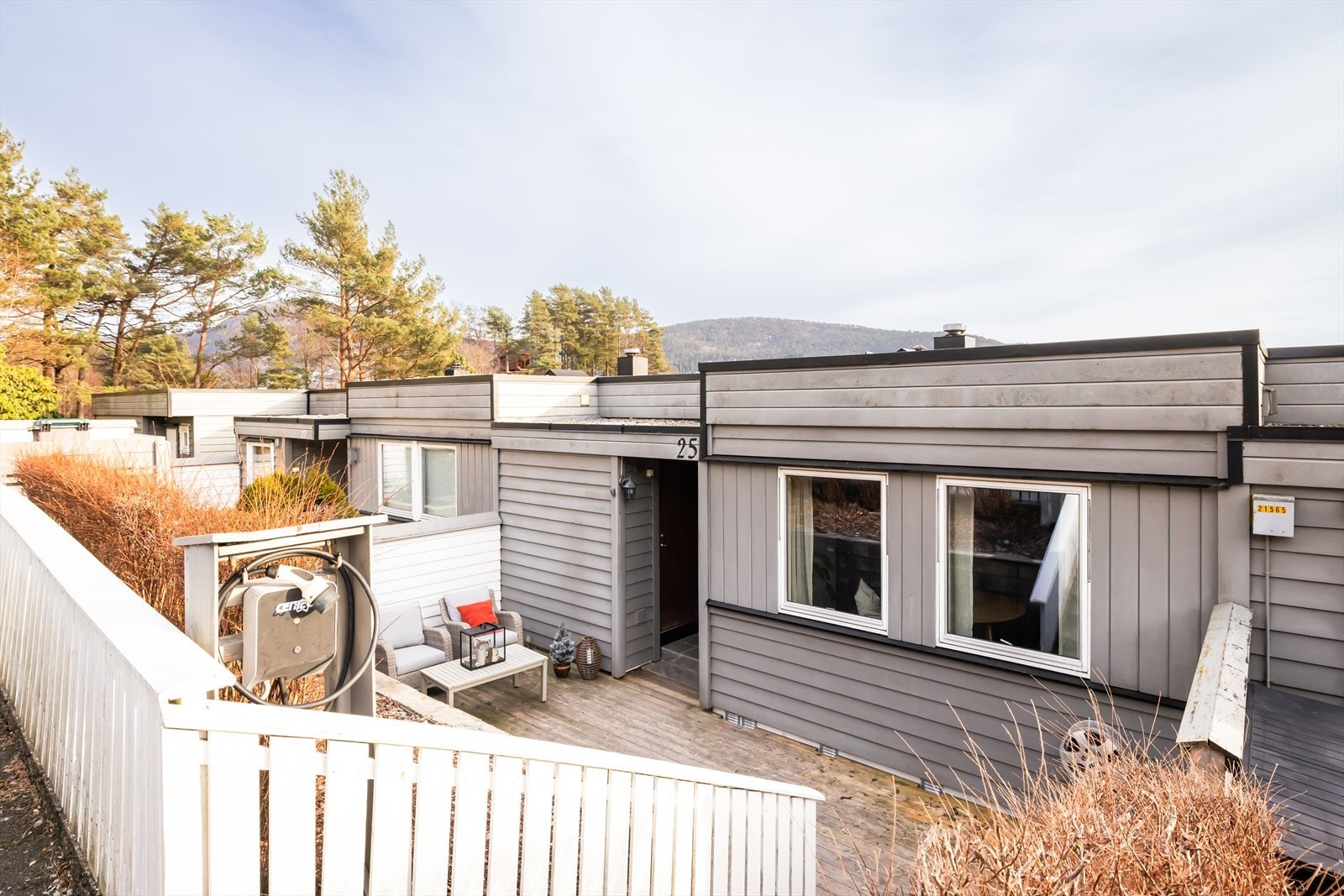 Ved inngangsdøren har man også en fin terrasseplatting på 22m² hvor man kan nyte fine sommerdager Galleribilde