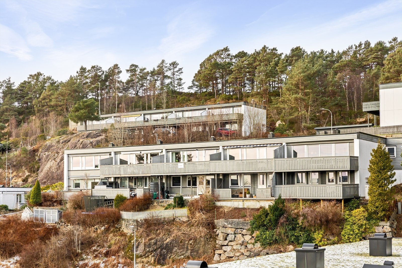 Beliggenheten gir korte og praktiske avstander til både skoler, barnehager, busstopp, idrettsanlegg og dagligvarebutikker - alt som trengs for en enkel og funksjonell hverdag. Galleribilde