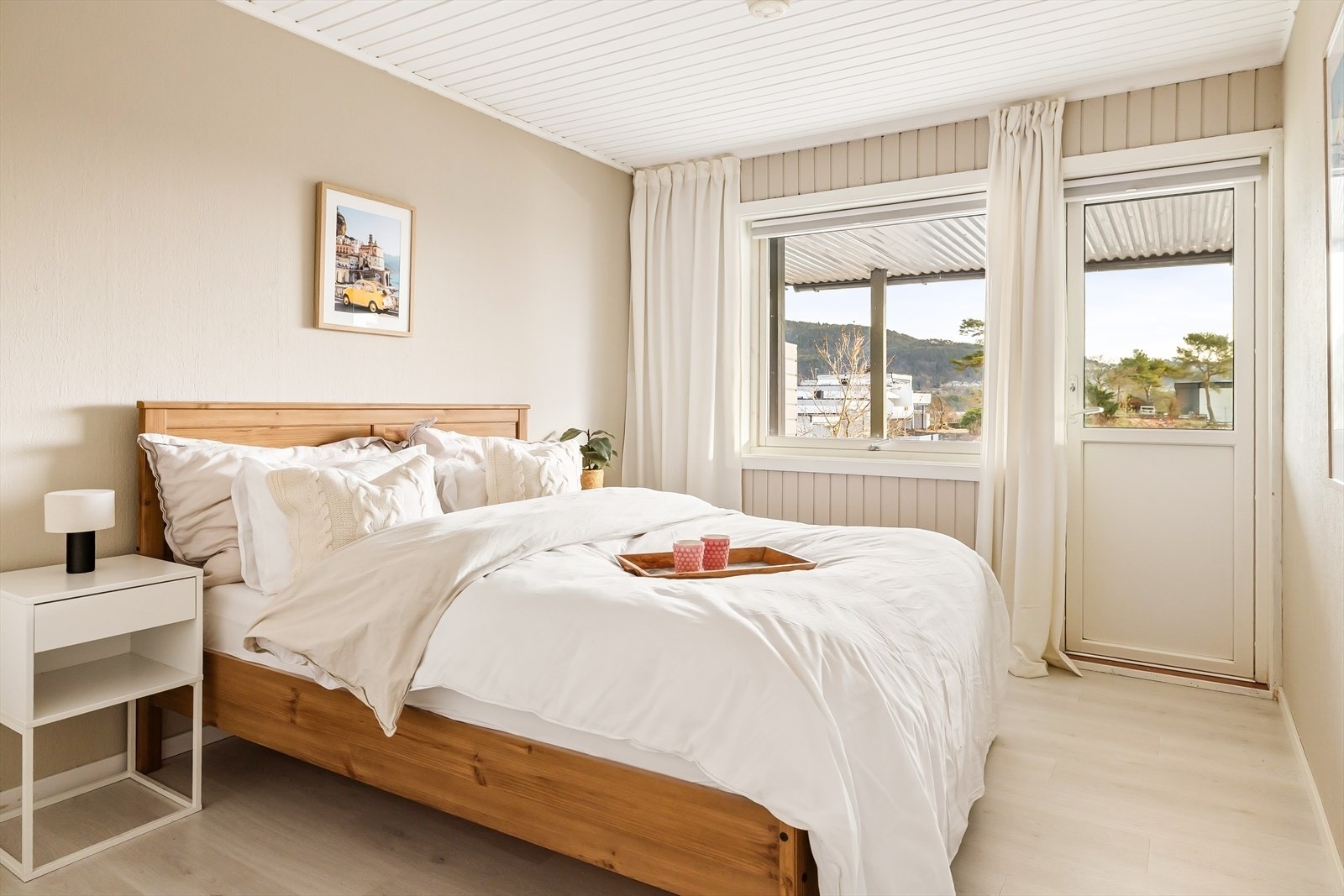 Delikat hovedsoverom på 11m² hvor man har god plass til dobbeltseng og garderobe. Herfra har man utgang terrasse ! Galleribilde