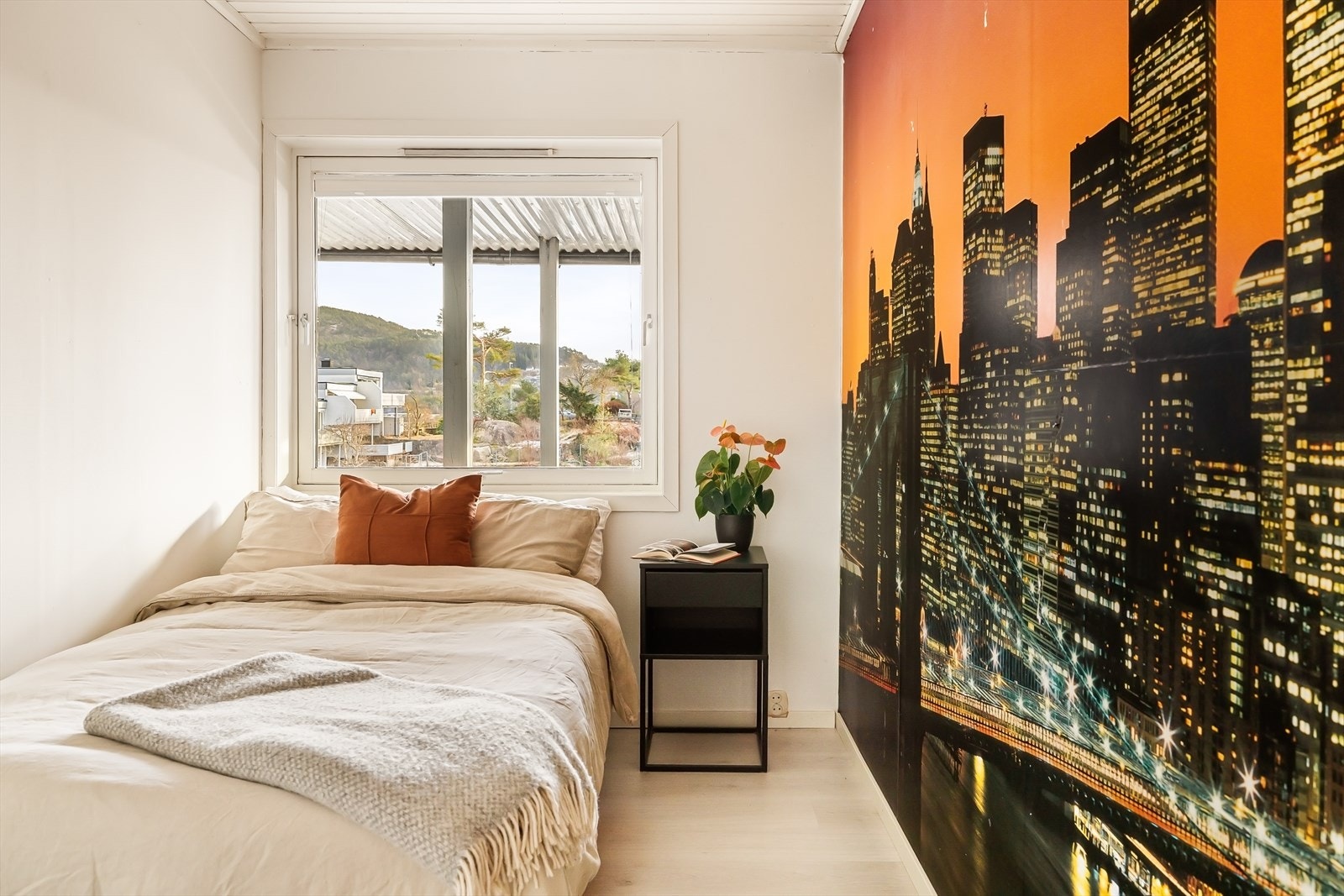 Boligens andre soverom er målt til 6,9m² og man har god plass til seng, nattbord og kommode! Galleribilde