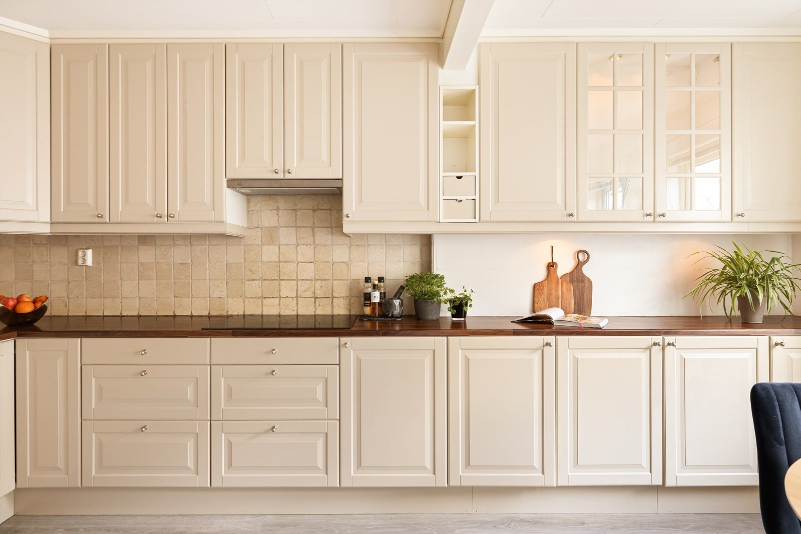 Kjøkkenet er praktisk utformet hvor man har rikelig med skap og benkeplass Galleribilde