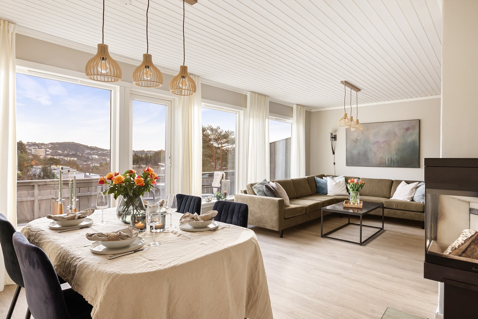 Stuen er av god størrelse på totalt 33m² med store vindusflater som gir rikelig med naturlig lysinnslipp Galleribilde