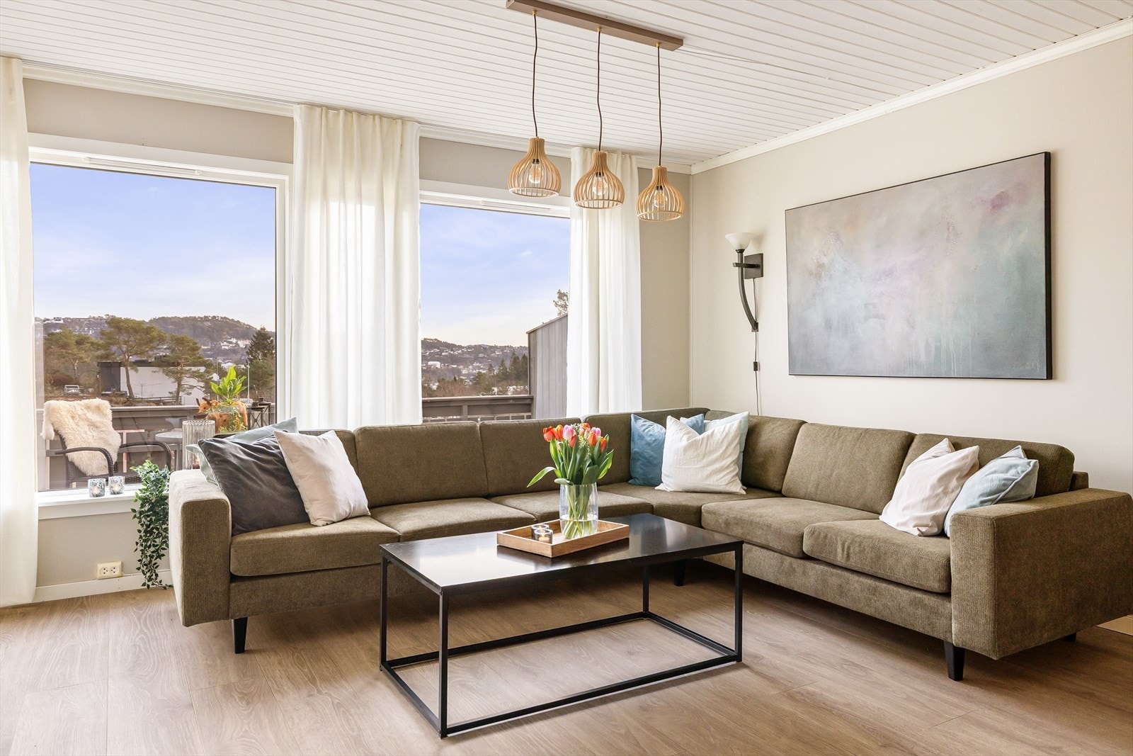 Stuen har en gjennomgående god løsning med naturlig inndeling til både sofagruppe og spisebord Galleribilde